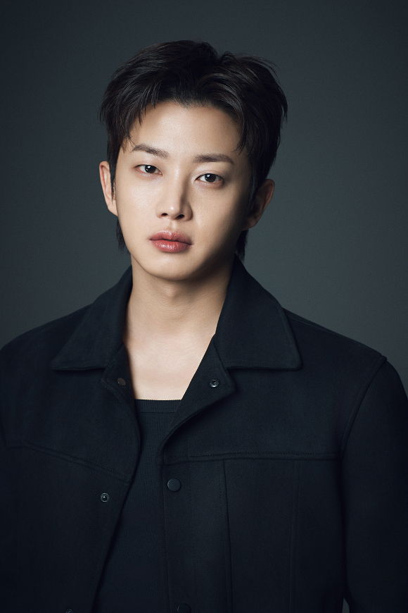 배우 김민석이 '샤크: 더 스톰' 라운드 인터뷰를 진행했다. [사진=스프링컴퍼니]