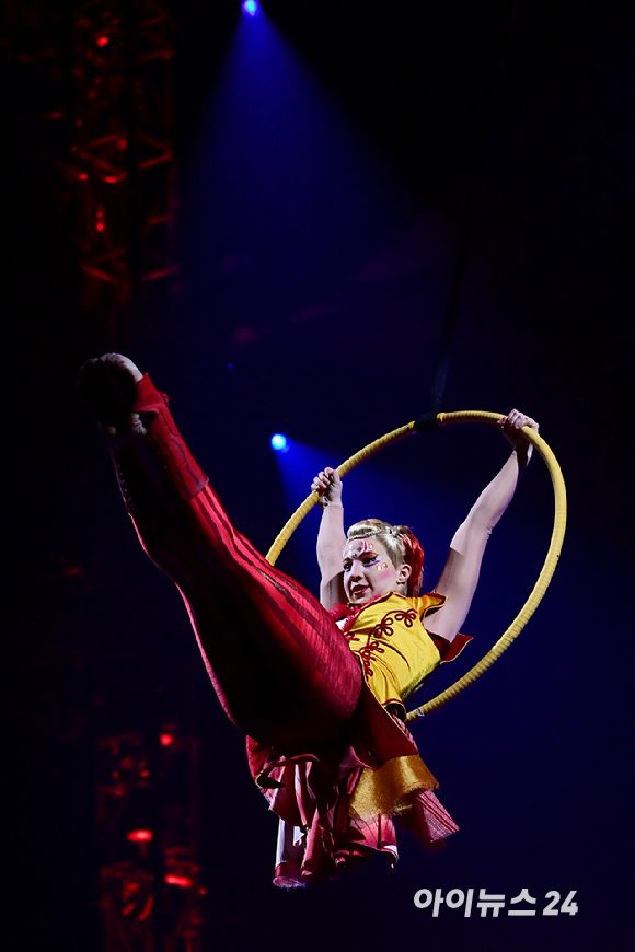 15일 오후 서울 잠실종합운동장 내 빅탑에서 열린 태양의서커스 '쿠자(KOOZA)' 프레스 컨퍼런스에서 배우들이 환상적인 무대를 선보이고 있다. [사진=정소희 기자]
