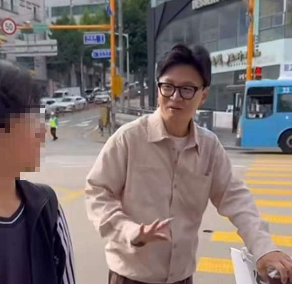 한 의원이 부산 북구 주민들과 사진을 찍고 있다. [사진=한동훈 페이스북]