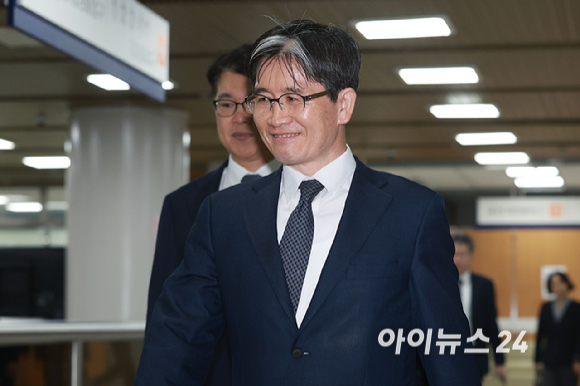해병대 순직 사건 외압 의혹과 관련해 수사를 방해했다는 혐의로 기소된 오동운 고위공직자범죄수사처 처장이 2일 서울 서초구 서울중앙지방법원에서 열린 공판에 출석하고 있다. [사진=사진공동취재단]