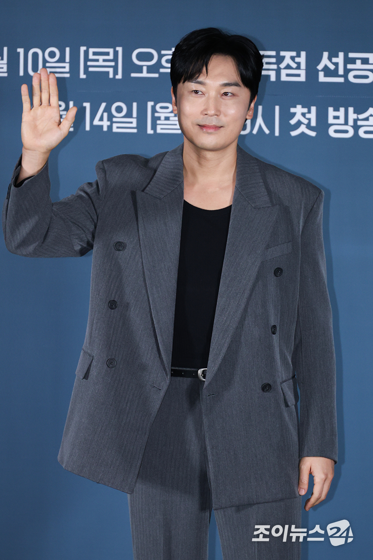 배우 서현우가 8일 오전 서울 용산구 CGV 용산아이파크몰점에서 진행된 티빙 오리지널 '로또 1등도 출근합니다' 제작발표회에 참석해 포즈를 취하고 있다. [사진=문수지 기자]