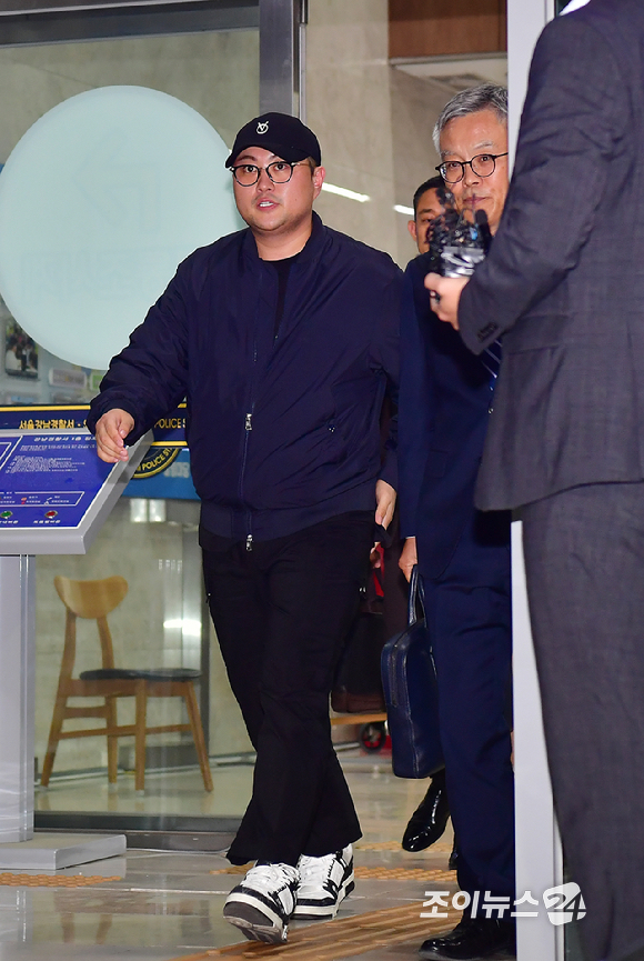 음주 뺑소니 혐의를 받는 트로트 가수 김호중이 21일 오후 서울 강남구 강남경찰서에서 조사를 마친 뒤 경찰서를 나서고 있다. [사진=곽영래 기자]