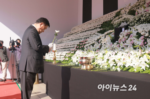 정진석 국민의힘 비상대책위원장이 31일 오전 서울광장 합동분향소를 찾아 이태원 참사 희생자들을 조문하고 있다. [사진=김성진 기자]