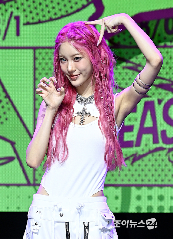 그룹 영파씨(YOUNG POSSE) 지아나가 14일 오후 서울 서대문구 신촌 예스24 원더로크홀에서 열린 네 번째 EP 'Growing Pain pt.1 : FREE' 발매 기념 쇼케이스에서 포토타임을 갖고 있다. [사진=곽영래 기자]