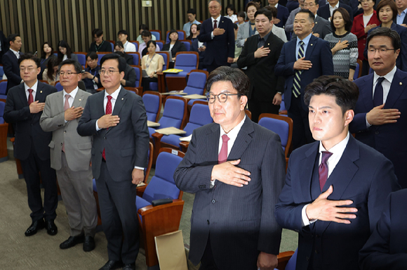 16일 서울 여의도 국회에서 열린 원내대표 선출 선거 의원총회에서 참석자들이 국기에 경례하고 있다. [사진=연합뉴스]