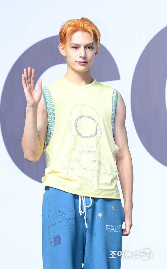 그룹 코르티스 제임스가 18일 오후 서울 용산구 블루스퀘어에서 열린 코르티스(CORTIS) 데뷔 쇼케이스 '컬러 아웃사이드 더 라인스'(COLOR OUTSIDE THE LINES)에 참석하고 있다. [사진=정소희 기자]