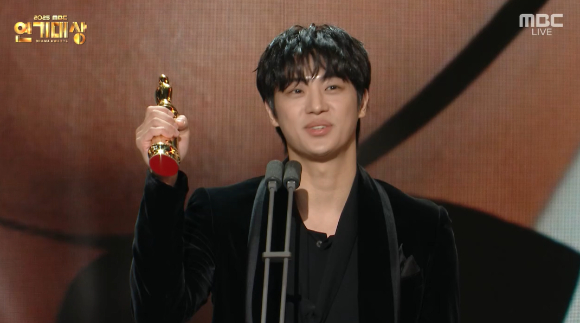 이채민이 30일 서울 상암 MBC신사옥 미디어센터에서 열린 '2025 MBC 연기대상'에서 수상소감을 이야기 하고 있다. [사진=MBC 방송화면 캡처]