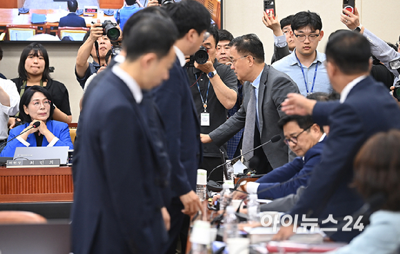 14일 오전 서울 여의도 국회 과학기술정보방송통신위원회에서 열린 배경훈 과학기술정보통신부 장관 후보자 인사청문회에서 최민희 위원장이 경위들에게 국회법에 따라 국민의힘 피켓을 뗄 것을 지시하고 있다. [사진=곽영래 기자]