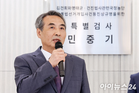 지난달 27일 서울 송파구 서울아산병원에서 윤석열 전 대통령이 미는 휠체어에 탄 채 퇴원하고 있다. 2025.6.27 [SBS·MBC·KBS·YTN·MBN 방송 풀 제공] [사진=연합뉴스]