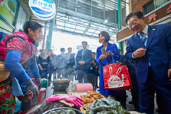 이재명 대통령과 김혜경 여사가 27일 부산 남항시장에서 한 상인과 대화하고 있다. 2026.5.27 [청와대 제공. 재판매 및 DB 금지] [사진=연합뉴스]