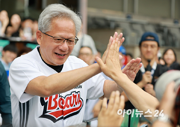 젠슨 황 엔비디아 최고경영자(CEO)가 7일 서울 잠실야구장에서 열린 KBO리그 두산과 키움의 경기에서 시구를 마치고 관중석에서 야구팬들과 인사를 나누고 있다. [사진=사진공동취재단]