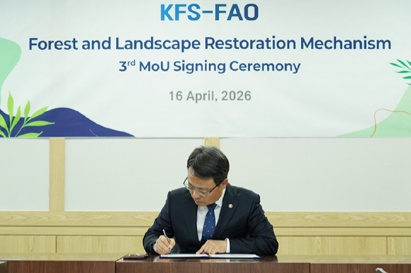 박은식 산림청장이 유엔식량농업기구와의 '산림경관복원 메커니즘 3차기 사업 추진을 위한 양해각서'에 서명을 하고 있다. [사진=산림청]