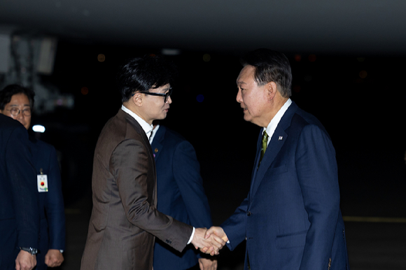 윤석열 대통령이 지난 11일 성남 서울공항에서 필리핀, 싱가포르 국빈 방문 및 라오스 아세안 정상회의를 마치고 귀국하며 마중 나온 국민의힘 한동훈 대표와 악수하고 있다. 2024.10.11 [사진=대통령실]