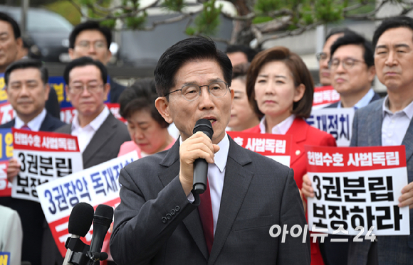 김문수 국민의힘 대선후보가 15일 서울 서초동 대법원을 찾아 사법부 수호 및 더불어민주당 규탄대회에 참석해 발언하고 있다. [사진=곽영래 기자]