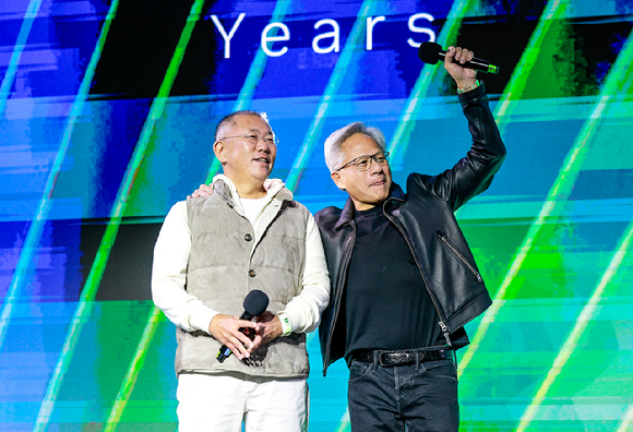 젠슨황 엔비디아 CEO가 30일 서울 강남구 코엑스에서 열린 '지포스 25주년 기념 행사' 무대에서 발언하고 있다. [사진=권서아 기자]