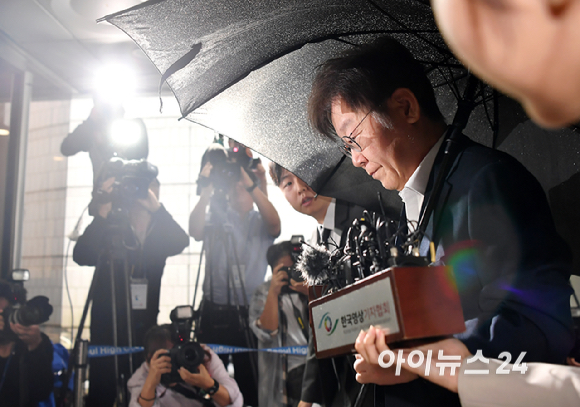 이재명 더불어민주당 대표가 26일 오전 서울 서초구 중앙지방법원에서 백현동 개발 특혜 및 쌍방울 대북송금 의혹과 관련 영장실질심사에 출석하고 있다. [사진=곽영래 기자]