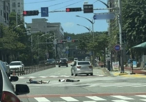 어린이들이 도로 한복판에 누워 운전자를 위협하는 식의 사례가 속속 발생하고 있다. [사진=온라인 커뮤니티 캡처]