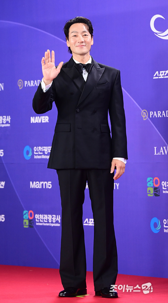 '허수아비' 배우 박해수가&nbsp;31일 오후&nbsp;인천시 영종구 운서동 파라다이스시티에서 열린&nbsp;제5회 청룡시리즈어워즈&nbsp;레드카펫 행사에 참석하고 있다. [사진=정소희 기자]
