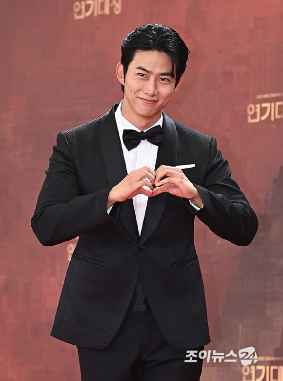 배우 옥택연이 31일 오후 서울 여의도 KBS에서 열린 2025 KBS 연기대상&nbsp;레드카펫 포토월 행사에서 포즈를 취하고 있다. [사진=곽영래 기자]