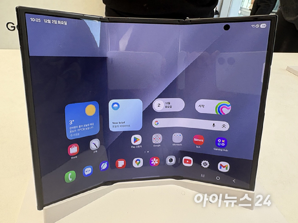 갤럭시 Z 트라이폴드에서 오른쪽 화면의 이미지를 중앙 화면으로 이동시키는 모습 [영상=권서아 기자]