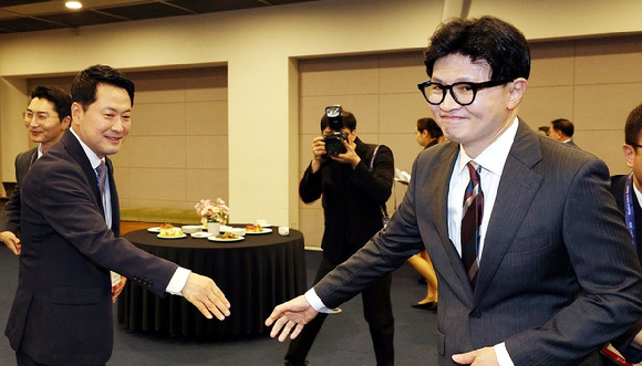 장동혁 국민의힘 대표와 한동훈 무소속 의원이 25일 서울 중구 대한상공회의소에서 열린 문화미래리포트 2026에서 만나 인사하고 있다. 2026.8.2 [사진=연합뉴스]