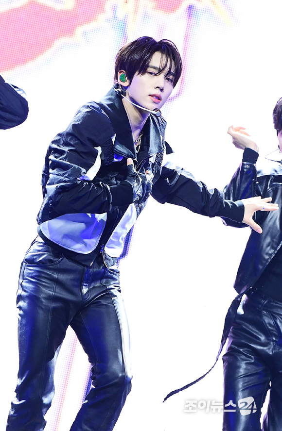 그룹 제로베이스원 한유진이 1일 오후 서울 용산구 한남 블루스퀘어에서 열린 제로베이스원(ZEROBASEONE) 정규 1집 '네버 세이 네버(NEVER SAY NEVER)' 쇼케이스에 참석해 멋진 무대를 선보이고 있다. [사진=정소희 기자]