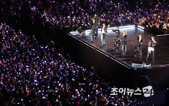 방탄소년단(BTS)이 21일 오후 서울 광화문 광장에서 정규 5집 '아리랑(ARIRANG)' 앨범 발매를 기념해 컴백 무대를 선보이고 있다. [사진=사진공동취재단]