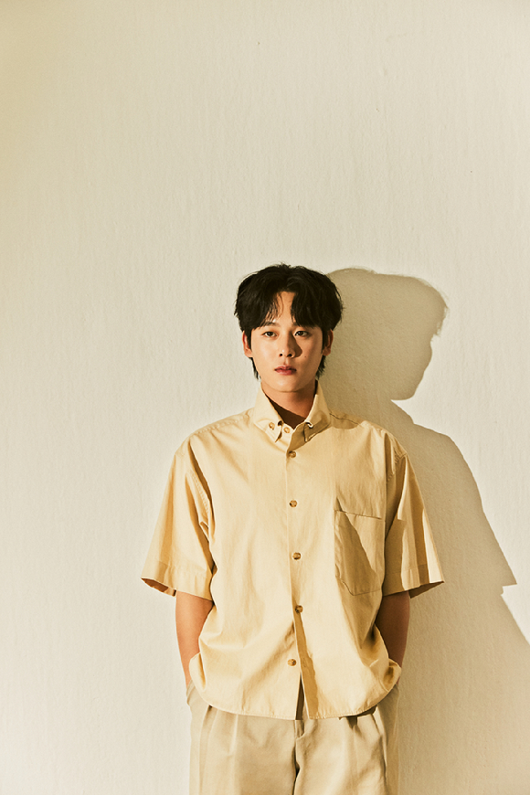 '무빙' 이정하가 인터뷰를 앞두고 사진촬영을 하고 있다. [사진=월트디즈니컴퍼니코리아]