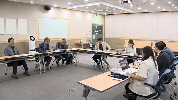 2025년 상반기 LG헬로비전 경남&middot;가야방송 지역채널 자문위원회들이 회의를 하고 있다 [사진=LG헬로비전]