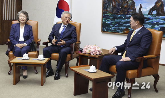 4·27 판문점선언 7주년 기념식 참석차 국회를 방문한 문재인 전 대통령과 김정숙 여사가 25일 오후 서울 여의도 국회에서 우원식 국회의장과 면담을 하고 있다. [사진=곽영래 기자]