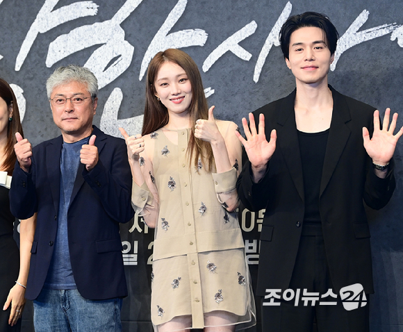 (왼쪽부터)송해성 감독-배우 이성경-이동욱이 14일 오후 서울 영등포구 더링크 호텔에서 열린 JTBC 새 금요시리즈 '착한 사나이' 제작발표회에 참석하고 있다. [사진=정소희 기자]