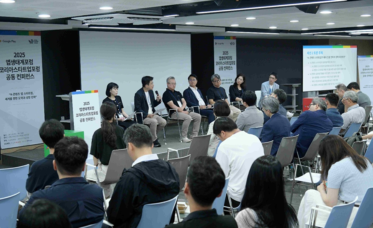 왼쪽부터 김혜진 문화체육관광부 문화산업정책과 사무관, 조대곤 연세대 경영학부 교수, 조규석 투니모션 대표, 임진규 디지털산업정책협회 실장, 김홍기 스페이스오디티 대표, 전민선 구글플레이 앱 파트너십 매니저, 최지영 코리아스타트업포럼 상임이사가 지난 11일 서울 마포구 은행권청년창업재단 디캠프(D.CAMP) 프론트원에서 열린 행사에서 발표에 참여하고 있다. [사진=구글코리아]
