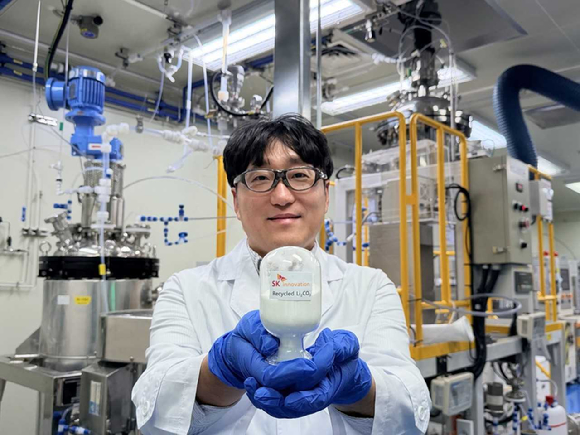 SK이노베이션 환경과학기술원 연구원이 LFP 배터리 재활용 기술을 통해 회수한 탄산리튬(Li₂CO₃)을 소개하고 있다. [사진=SK이노베이션]