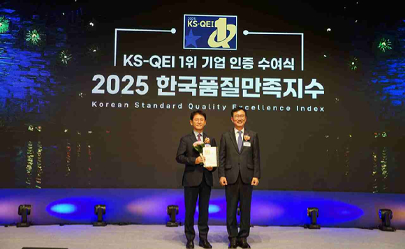 오영수 영림원소프트랩 부사장(왼쪽)이 2025 한국품질만족지수(KS-QEI) ERP 부문에서 1위 기업 인증식에서 수상한 뒤 기념 사진을 찍고 있다. [사진=영림원소프트랩]