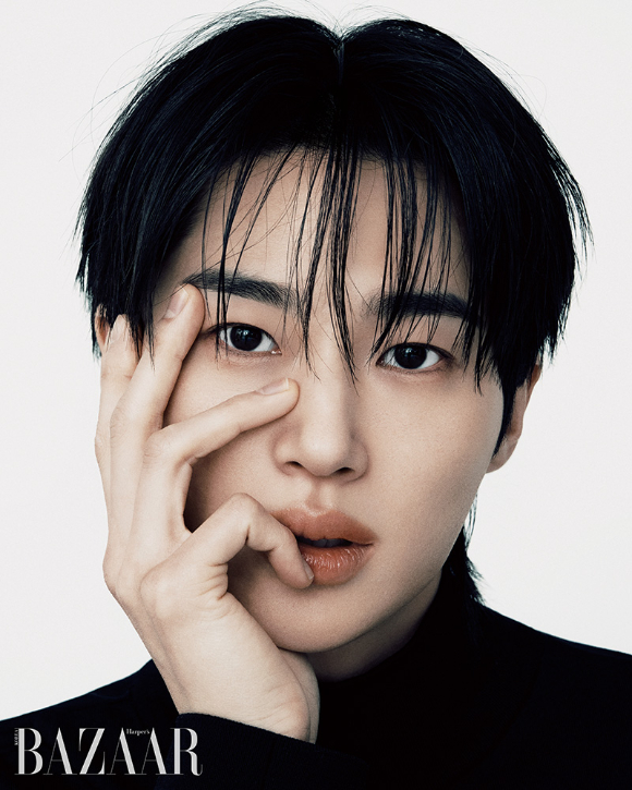 배우 변우석이 화보 촬영에서 포즈를 취하고 있다. [사진=하퍼스 바자]