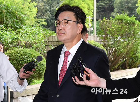 권성동 국민의힘 의원이 16일 서울 서초구 서울중앙지법으로 구속 전 피의자 심문(영장실질심사)에 출석하고 있다. [사진=곽영래 기자]