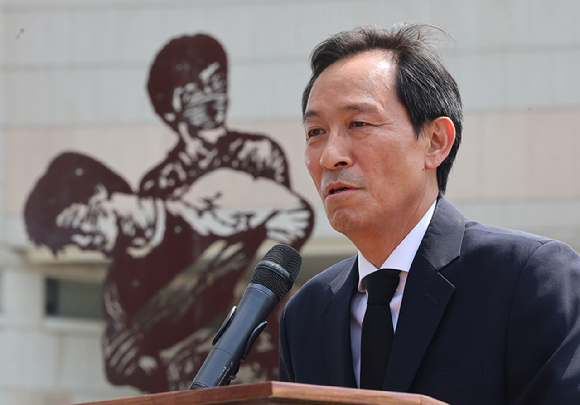 대통령실 정무수석 비서관으로 임명된 우상호 이한열기념사업회 이사장이 9일 서울 서대문구 연세대학교 이한열 동산에서 열린 제38주기 이한열 추모식에서 인사말을 하고 있다. 2025.6.9 [사진=연합뉴스]
