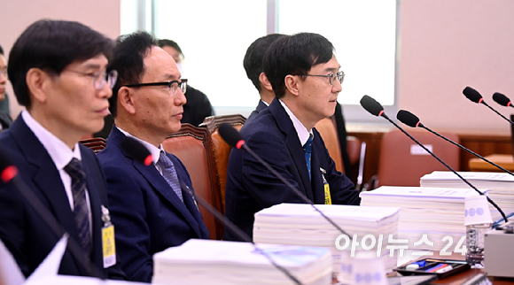 오민석 서울중앙지방법원장이 16일 서울 여의도 국회에서 열린 법제사법위원회의 서울고등법원 등에 대한 국정감사에서 질의에 답변하고 있다. [사진=곽영래 기자]