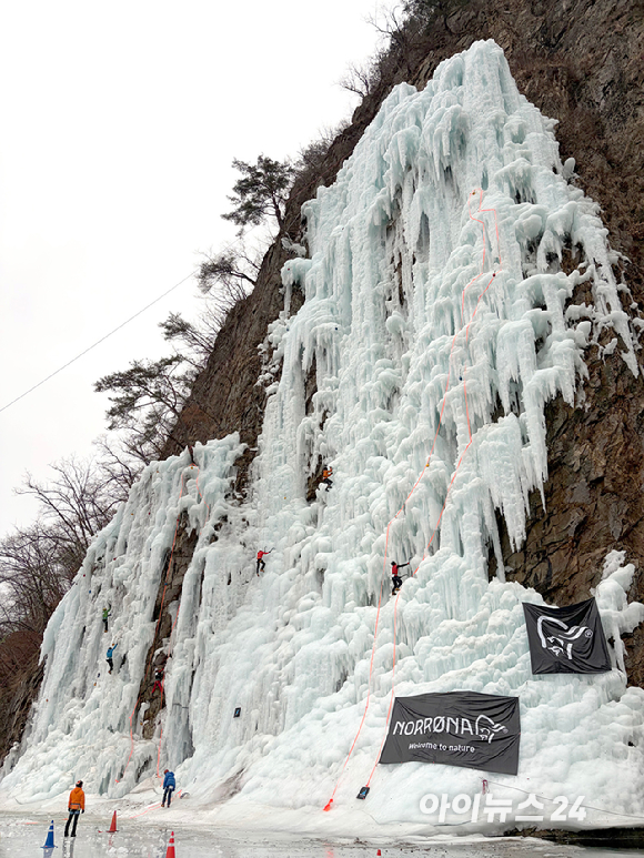 원주시산악연맹 한국판대아이스파크운영위원회가 주최하고 원주시산악연맹이 주관한 '제3회 전국 아이스클라이밍 페스티벌'이 코오롱등산학교, 리더스, 한국산악회 등 전국 15개팀이 참가한 가운데 22일 강원도 원주시 지정면 지정리 194 판대아이스파크에서 성대하게 열렸다. 경기에 참가한 선수들이 빙벽을 오르고 있다. [사진=정소희 기자]