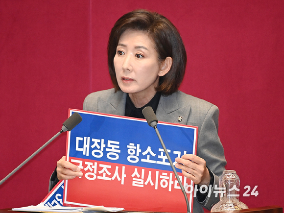 나경원 국민의힘 의원이 9일 서울 여의도 국회에서 열린 제429회국회(정기회) 제16차 본회의에서 가맹사업거래의 공정화에 관한 법률 일부개정법률안에 대한 무제한 토론(필리버스터)을 하고 있다. [사진=곽영래 기자]