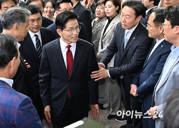 국민의힘 권성동 원내대표와 김상훈 정책위의장이 9일 오전 서울 여의도 국회에서 열린 원내대책회의에 참석하고 있다. [사진=곽영래 기자]