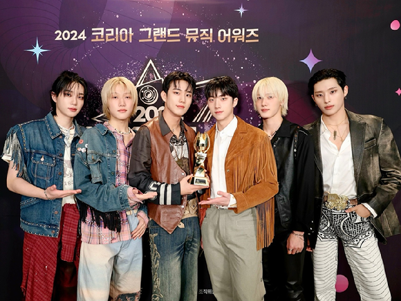 그룹 피원하모니(P1Harmony, 기호 테오 지웅 인탁 소울 종섭)가 '2024 코리아 그랜드 뮤직 어워즈'(2024 KGMA)에서 '베스트 아티스트상'을 수상했다. [사진=FNC엔터테인먼트]