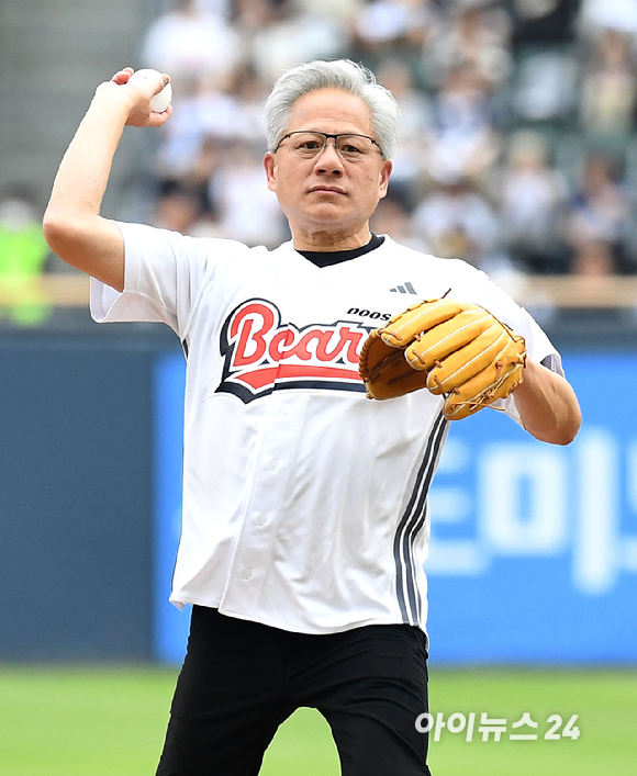 젠슨 황 엔비디아 최고경영자(CEO)가 7일 서울 잠실야구장에서 열린 KBO리그 두산과 키움의 경기에서 시구를 하고 있다. [사진=사진공동취재단]