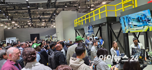 "왜 안 움직이죠?" "50분 정도 기다려야 해요" 6일(현지시간) 미국 라스베이거스에서 열린 CES 2026 웨스트홀에 자리한 현대차 부스. 휴머노이드 로봇 아틀라스를 기다리는 인파로 북적이고 있다. [사진=박지은 기자]