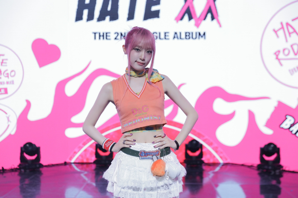 가수 최예나가 27일 서울 용산구 블루스퀘어 마스터카드홀에서 열린 두 번째 싱글 앨범 'HATE XX(헤이트 엑스엑스)' 발매 기념 쇼케이스에서 포즈를 취하고 있다. [사진=위에화엔터테인먼트]