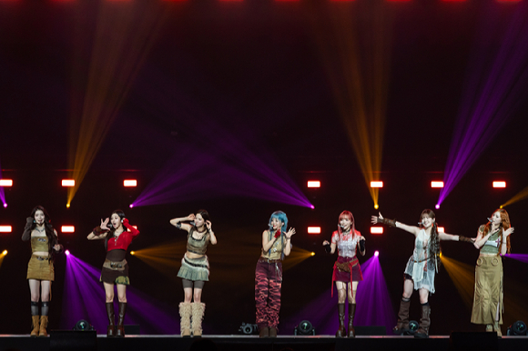 그룹 케플러가 지난 10일 일본 지바현 마쿠하리 멧세에서 개최된 '케이콘 재팬 2025(KCON JAPAN 2025)' 엠카운트다운 무대에서 열띤 공연을 펼치고 있다. [사진=CJ ENM]