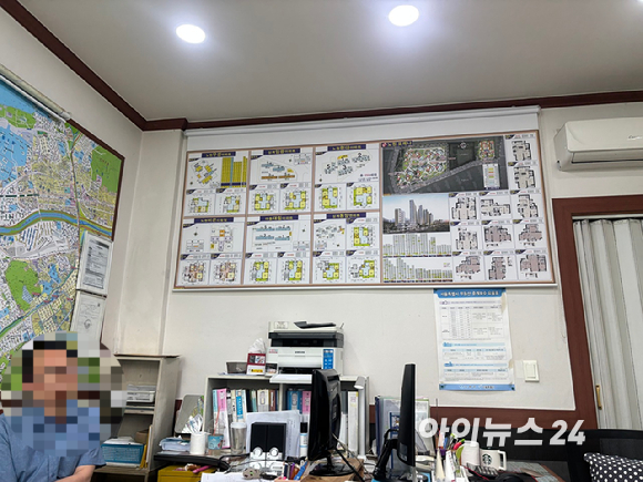 10일 서울 노원구 상계동의 한 공인중개업소에 상계동 일대 아파트 평형 배치도가 붙어 있다. [사진=김민지 기자]