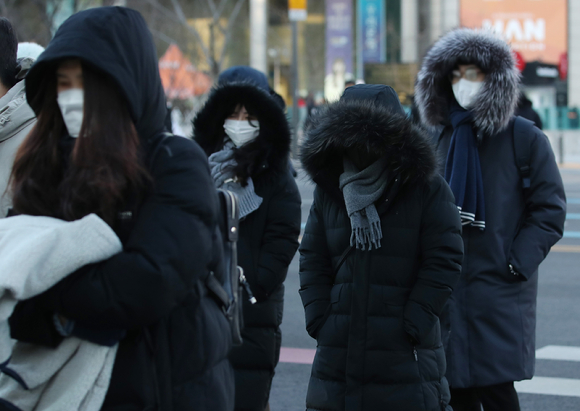 서울 광화문네거리에서 두터운 옷차림의 시민들이 출근하고 있는 모습. [사진=뉴시스]