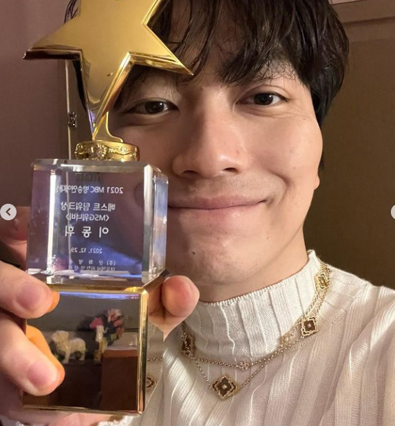 이동휘가 베스트팀워크 상 인증샷을 공개했다. [사진=이동휘 인스타그램]