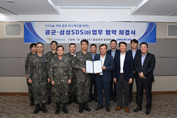 이정헌 삼성SDS 전략마케팅실장(부사장, 앞줄 오른쪽에서 세번째), 정선규 공군본부 군수참모부장 소장(앞줄 오른쪽에서 네번째) 등 관계자들이 23일 계룡대 공군본부에서 공군 군수혁신을 위한 '삼성SDS-공군본부 업무협약'을 체결한 뒤 기념촬영을 하고 있다. [사진=삼성SDS]